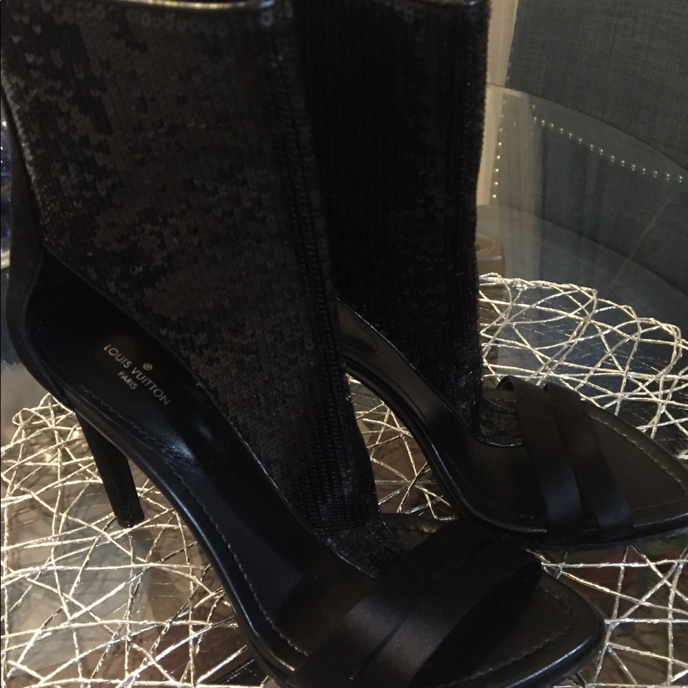 Louis Vuitton sandal size 38/8 Brand New✨
